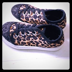 Never worn before LITTLE toddler sized 9 shoes